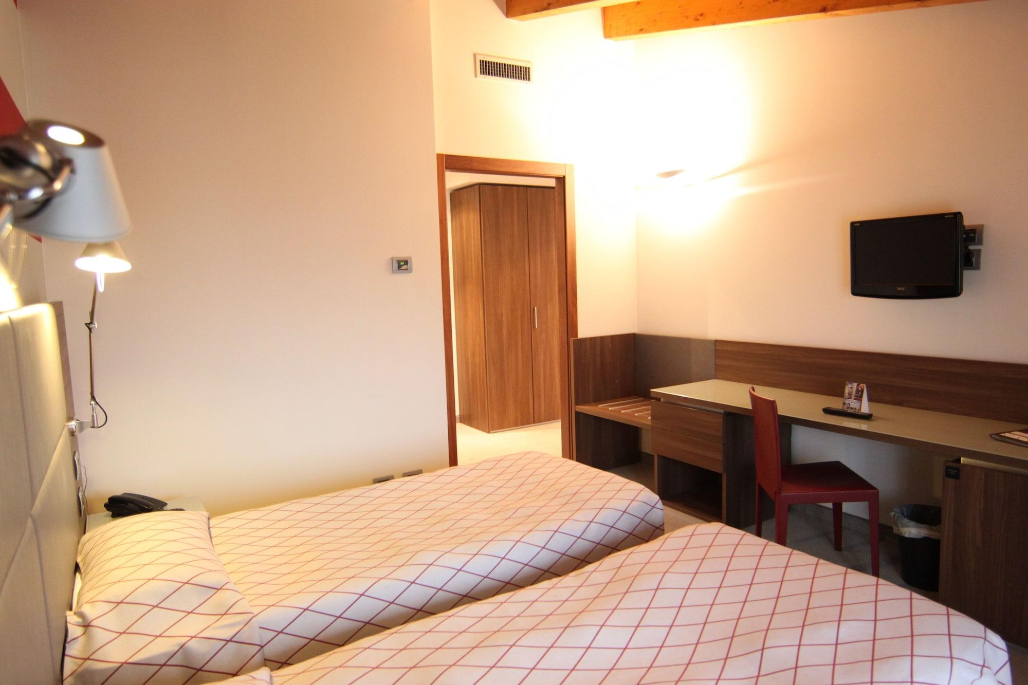 Hotel Del Parco Виджевано Экстерьер фото