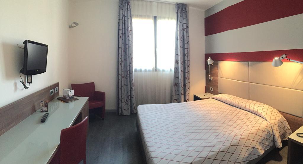 Hotel Del Parco Виджевано Экстерьер фото